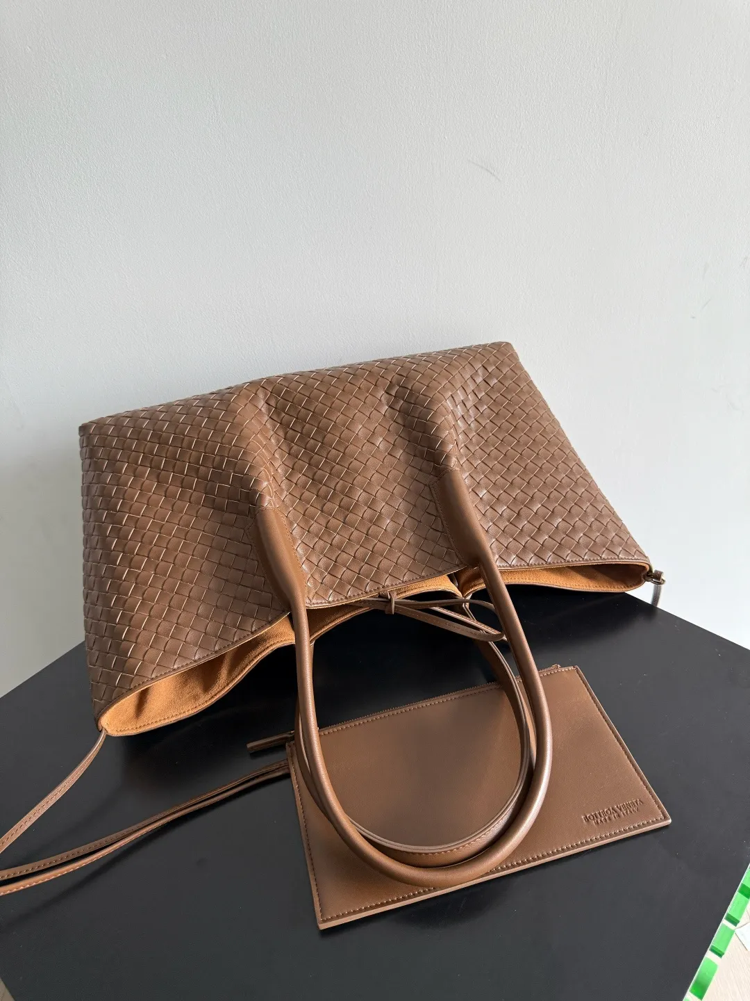 Batch 2660 Bottega Veneta 2025 new product PINACOTECA bag, iconic weaving process, skillfully crafted with 10mm Intrecciato process and equipped with suede lining. Four small strips of leather add character to the design and make the bag more stable. Relaxed yet sophisticated, casual yet refined, suede lining and double-sided design, suitable for shoulder and hand carry. The four straps can be adjusted into different shapes. One pack can be switched between two uses, easily integrating into your daily rhythm. Style number: 817166 Size: 43*23*17.5cm